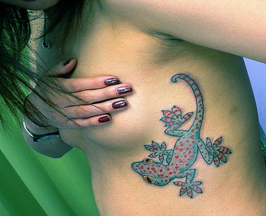 Spotted blue lizard tattoo on ribs for girls
