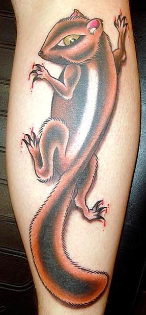 scoiattolo arrampica sulla gamba tatuaggio