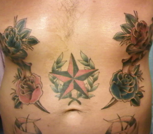 el tatuaje colorado de una estrella y las flores a lod dos lados