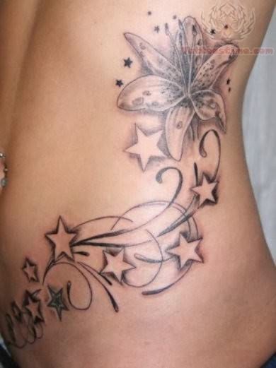 Tatuaje  de estrellas con rizos y un flor