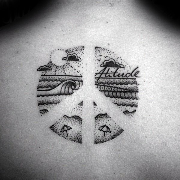 Narbung Stil schwarzes Rücken Tattoo von Wellen und Schriftzug