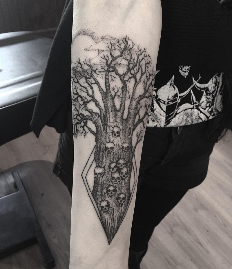 Narbung Stil schwarzes Unterarm Tattoo mystischer Baum mit menschlichen Schädeln