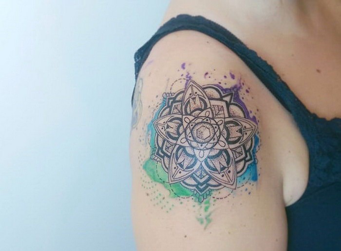 Narbung Stil farbiges Schulter Tattoo mit illustrativer Blume