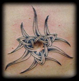 Bauch Tattoo von stilisiertem Stahldreieck in Grau