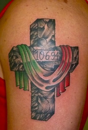 Tatuaje en el brazo,
cruz de granito con bandera de italia