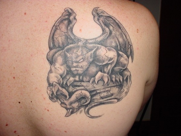 Tatuaje  de gárgola fuerte en el hombro