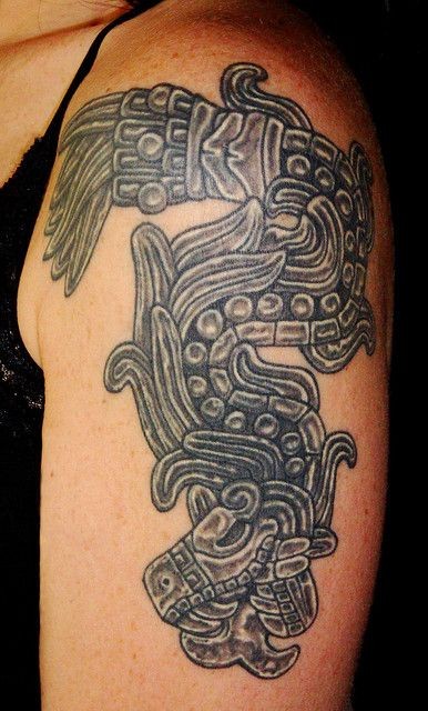 Tatuaje en el brazo,
 quetzalcóatl gris de piedra