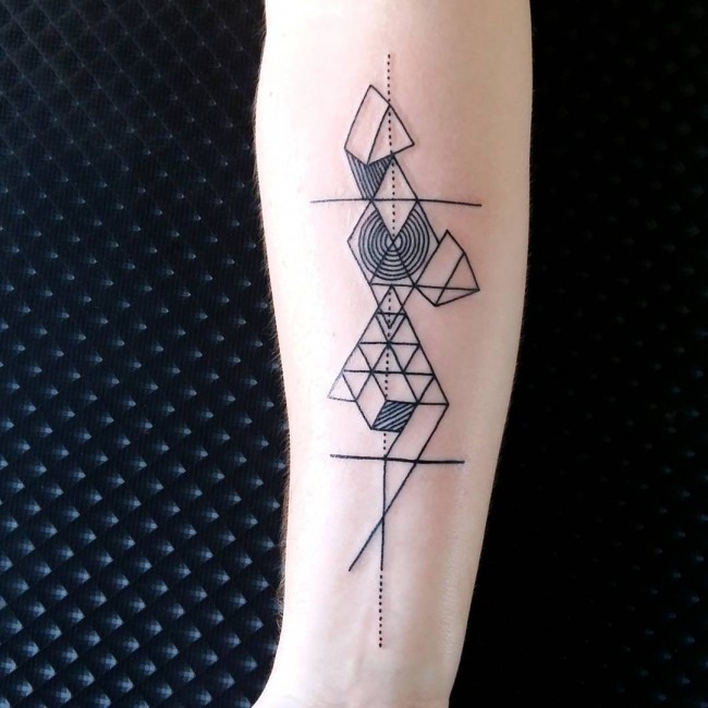Seltsames schwarzes Unterarm Tattoo mit verschiedenen geometrischen Figuren und Linien