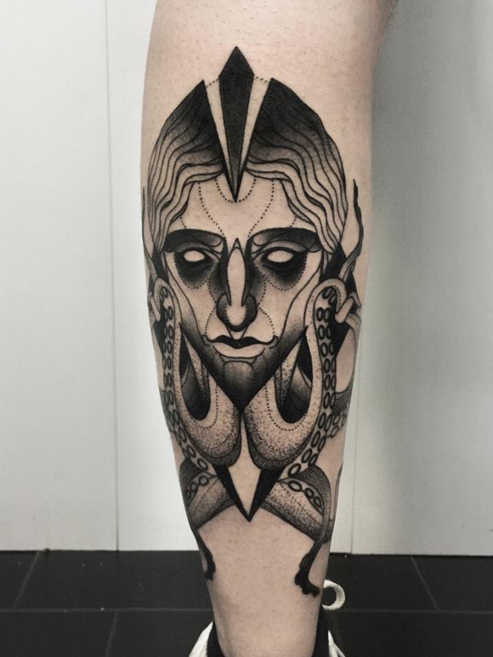 Extraño estilo de trabajo de blackwork pintado por Michele Zingales en el tatuaje de la pierna del rostro humano y las piernas del pulpo