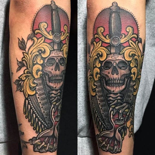 Tatuaje en el antebrazo,
 esqueleto con espada y reloj de arena