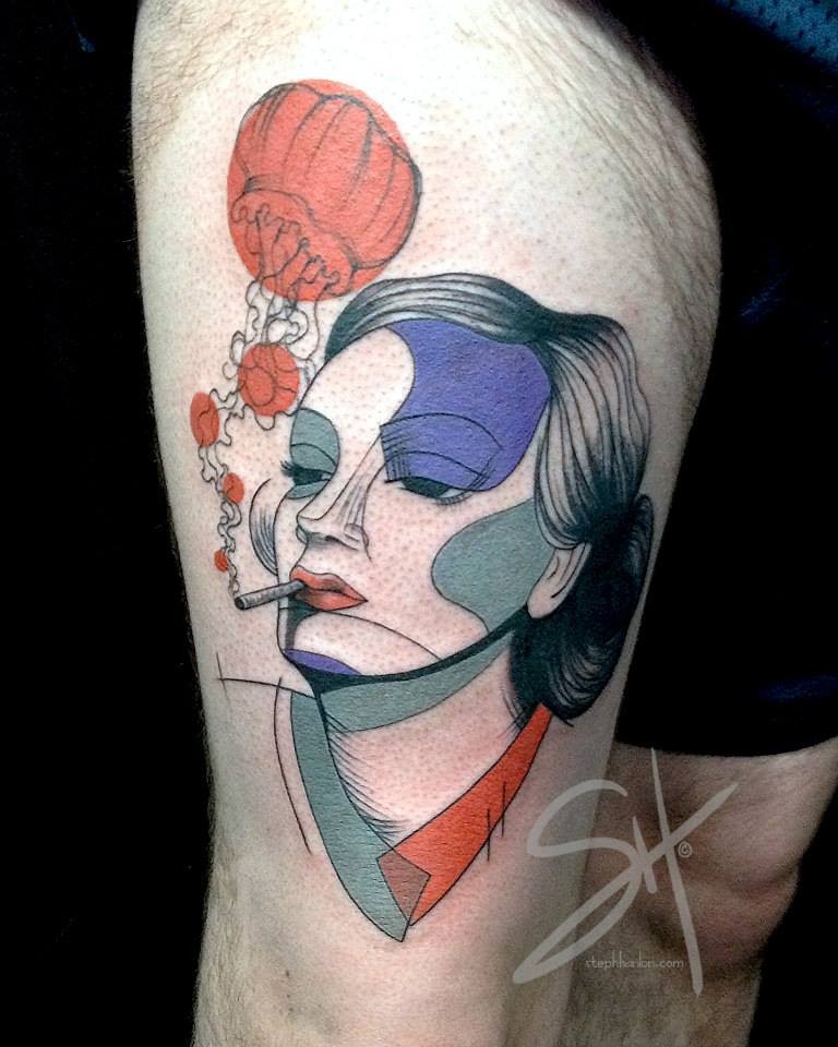 Seltsames und farbiges Porträt der rauchenden Frau  Tattoo am Oberschenkel