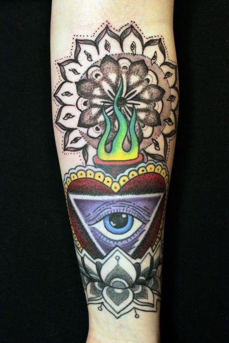 Tatuaje en el antebrazo,
corazón con triángulo flores y faro, dibujo multicolor