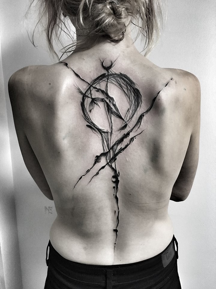 Seltsam aussehende schwarze Tinte von Inez Janiak Tattoo auf dem ganzen Rücken