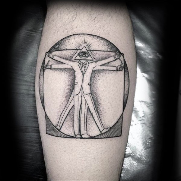 Extraño tatuaje de pierna con tinta negra del hombre de Vitruvio con cabeza en forma de triángulo