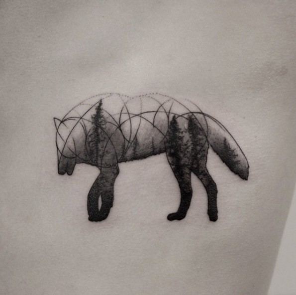 Extraño aspecto de tinta negra tatuaje con forma de lobo estilizado con árboles del bosque