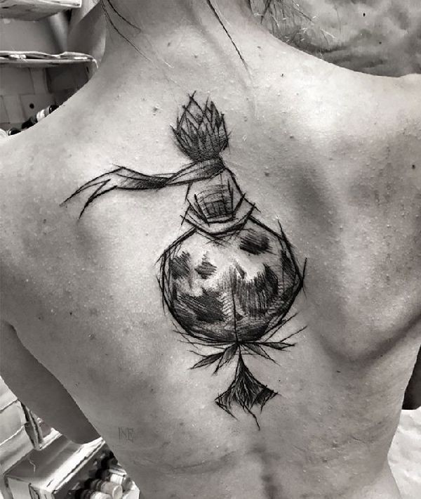 Tatuagem de tinta preta traseira estranha olhando de interessante planta com fita