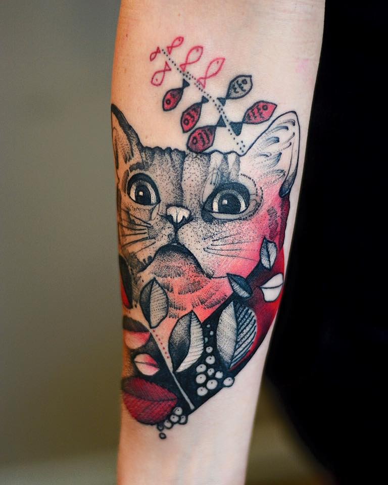 Estranho olhando colorido por Joanna Swirska tatuagem antebraço de gato com peixes