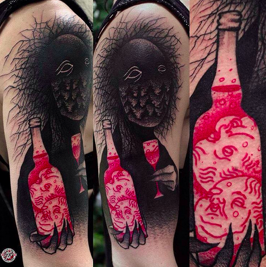 Komisch aussehendes farbiges Schulter Tattoo von mythischem Monster mit Flasche