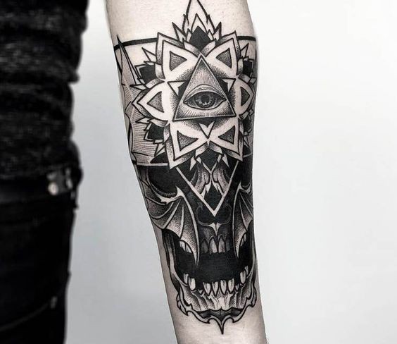 Estranho tatuagem antebraço olhando de crânio humano com flor ornamental
