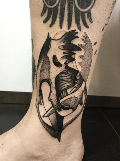 Strano tatuaggio dipinto da Michele Zingales in stile dotwork sulla gamba