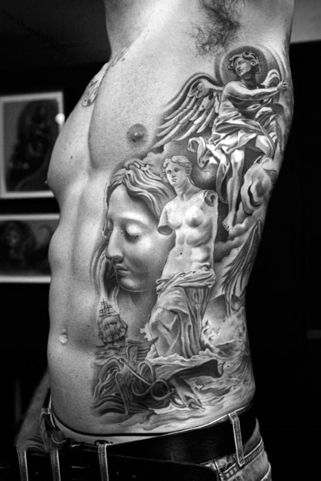 Tatuaje en el costado, estatuas antiguas hermosas 3D bien dibujadas