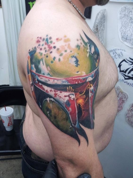 Tatuaje en el hombro, casco multicolor de  Bobba Fett
