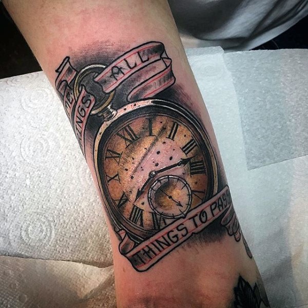 Tatuaje en el brazo, reloj bello y con inscripción