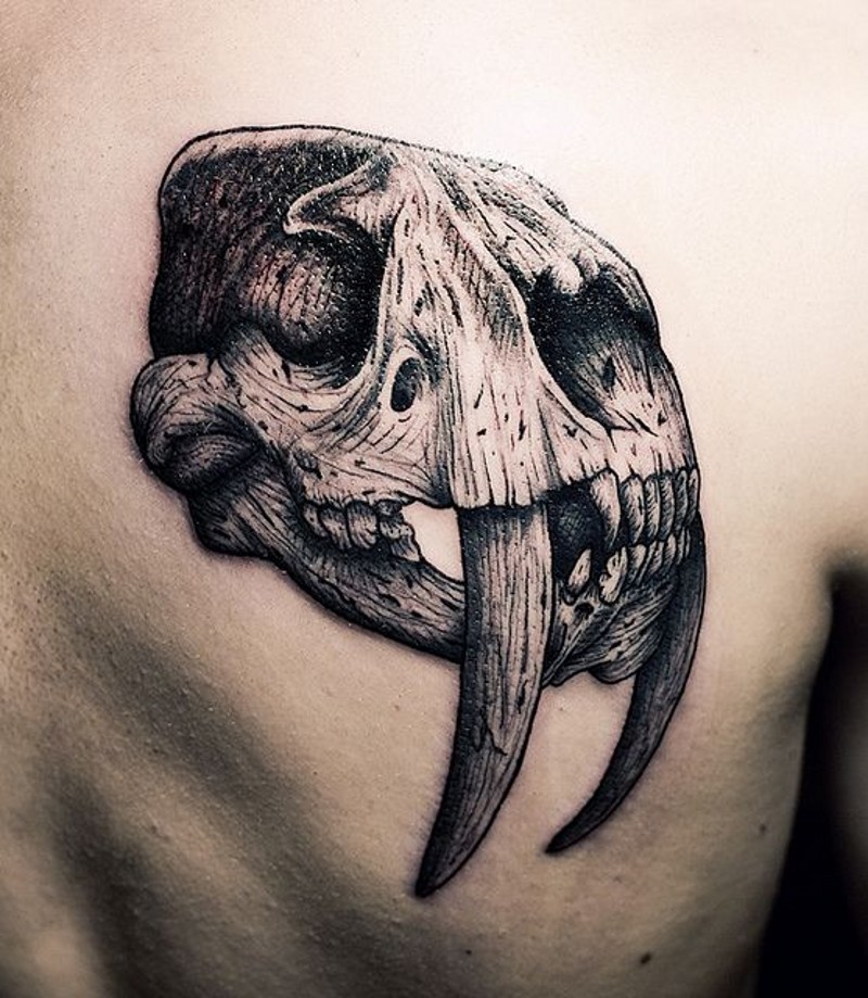 Tatuaje en el hombro,
cráneo de un animal fantástico