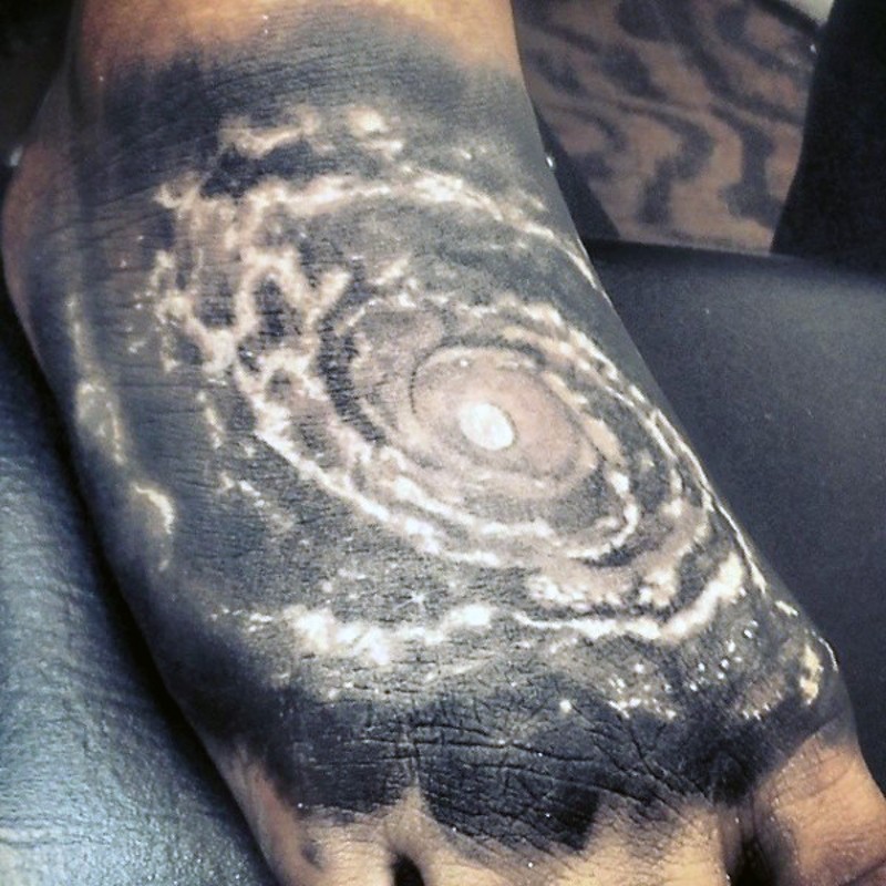Tatuaje en el pie, cosmos oscuro de colores negro y blanco