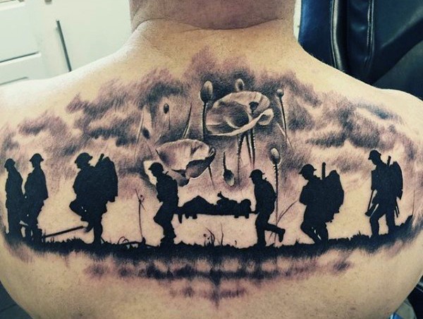Erstaunliches schwarzes und weißes Tattoo mit Soldaten und Blumen am oberen Rücken