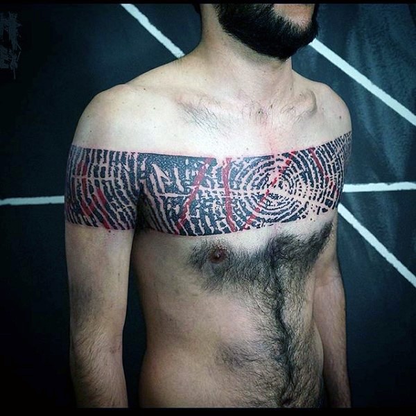 Erstaunlicher schwarzer detaillierter menschlicher Fingerabdruck Tattoo auf der Brust und Schultern