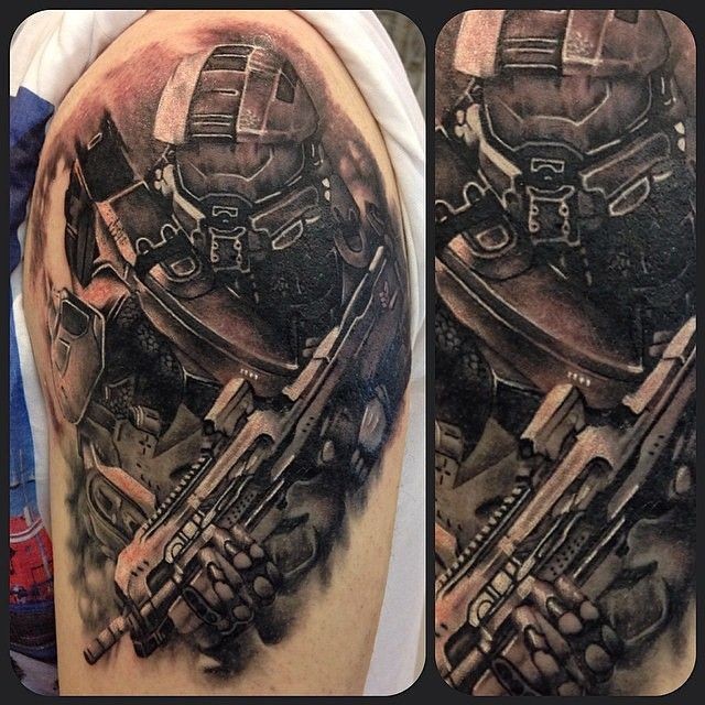 Tatuaje en el brazo, soldado intrépido futurista con arma