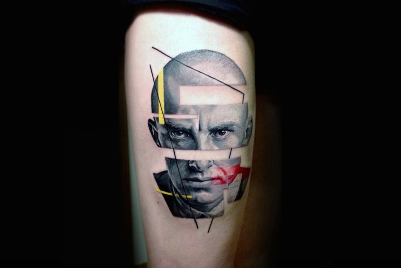 Tatuaje en el muslo, retrato de hombre calvo enfadado