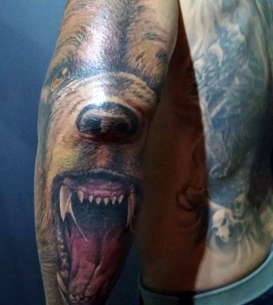 Atemberaubendes farbiges Ärmel Tattoo mit brüllendem Bärenkopf