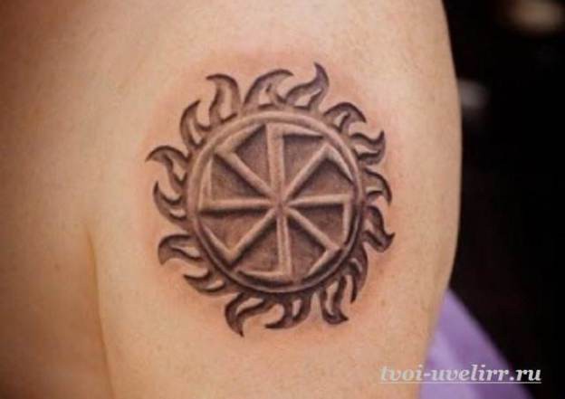 Tatuaje en el hombro, símbolo de sol tribal