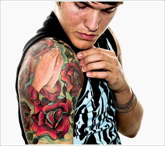 stupendo combinazione colorato mani in preghiera con rose tatuaggio su spalla