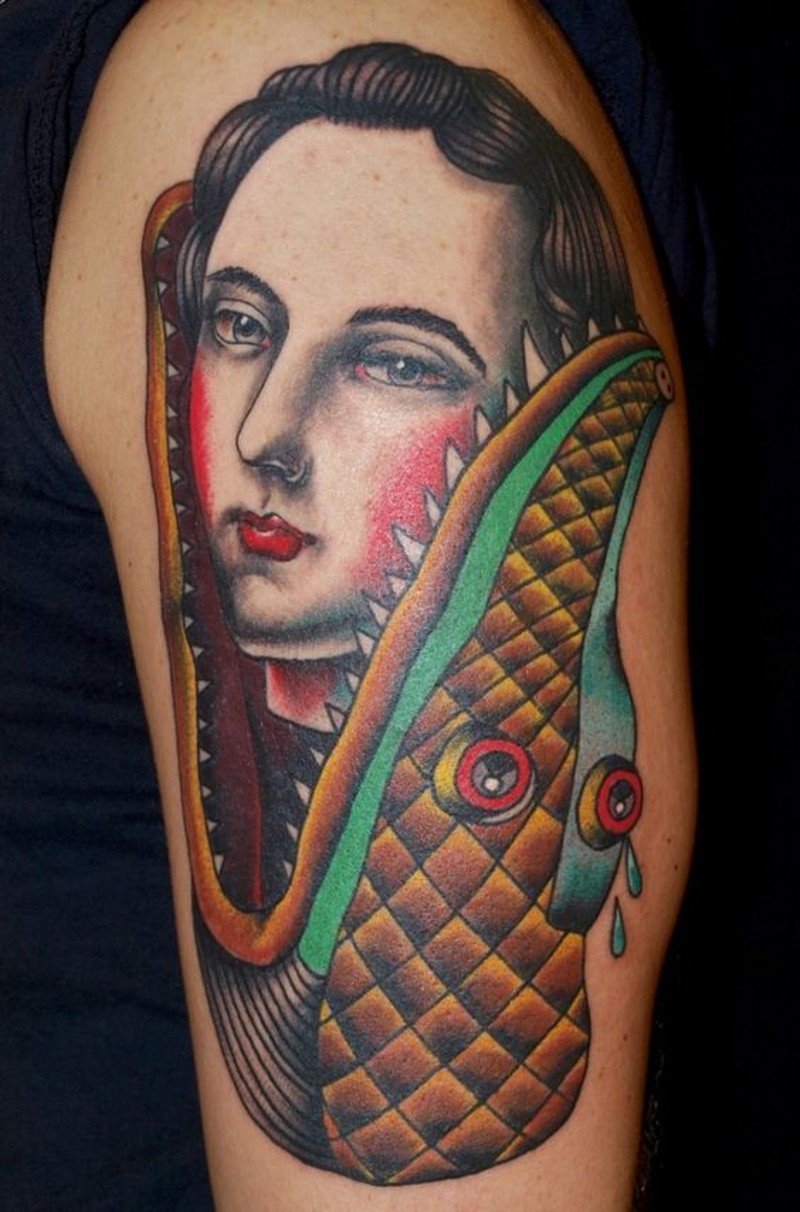 Tatuaje en el brazo, cocodrilo grande con cabeza humana, diseño multicolor