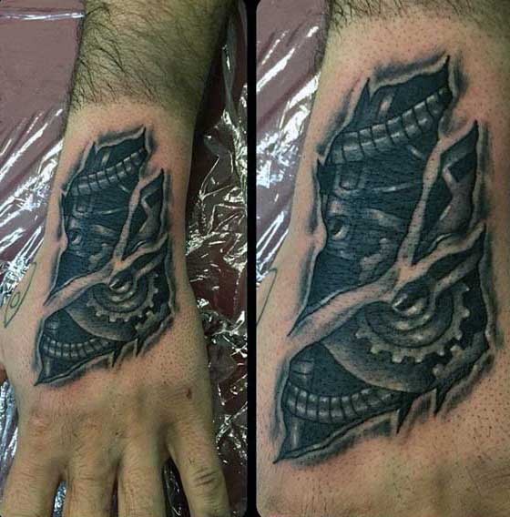 Tatuaje en la mano,  mecanismos con engranajes debajo de la piel rasgana