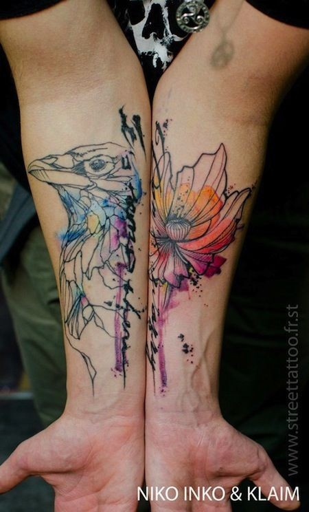 stupendo trasparente acquerello colorato uccello con fiore tatuaggio su due braccia