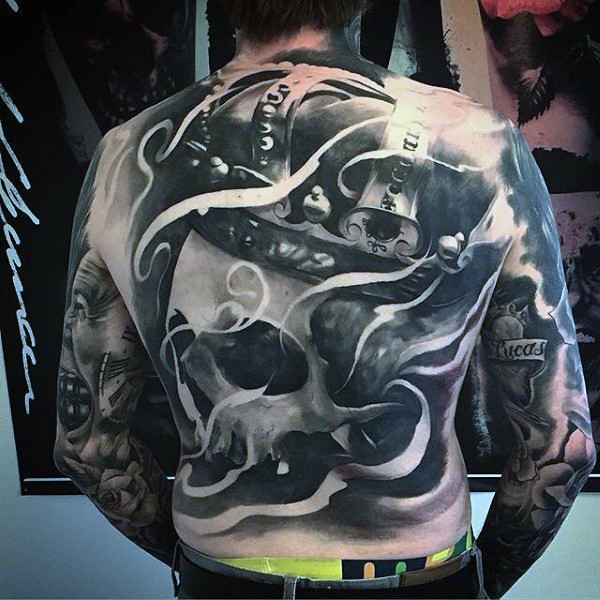Atemberaubendes im neue Schule Stil schwarzweißes Tattoo am ganzen Rücken des Schädels mit Krone im Dampf