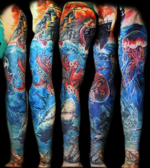 Tatuaje en el brazo, mundo submarino hermoso con pulpo y tiburón y  buque de guerra
