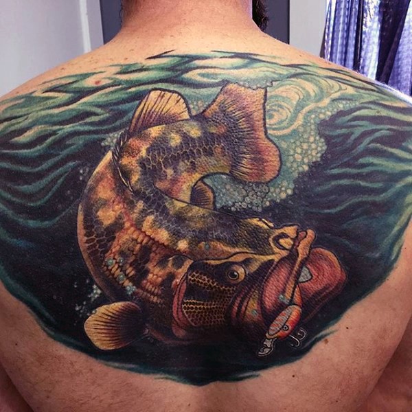 Tatuaje en la espalda, pez crande de colores enganchada