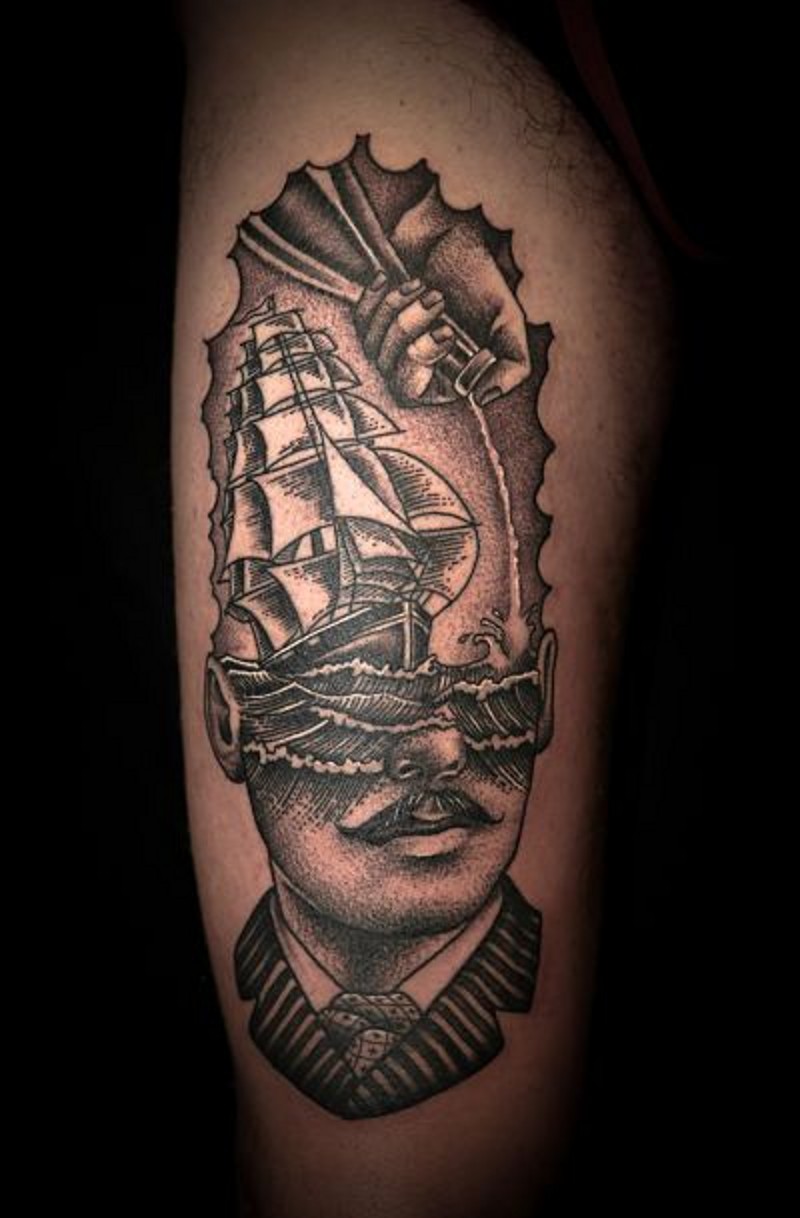 Tatuaje en el brazo, retrado de hombre extraño con diseño de barco en la cabeza
