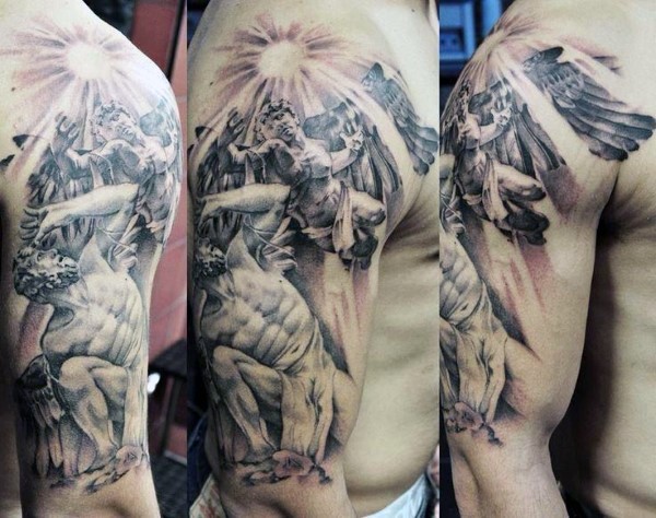 Atemberaubend gemalter schwarzer  Engel Tattoo am Schulterbereich