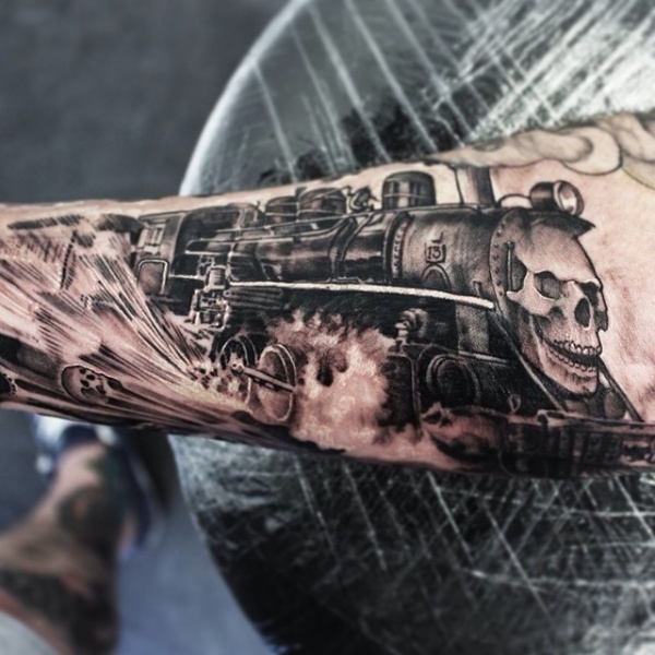 Superbe tatouage détaillé de bras peint de train rapide avec grand crâne