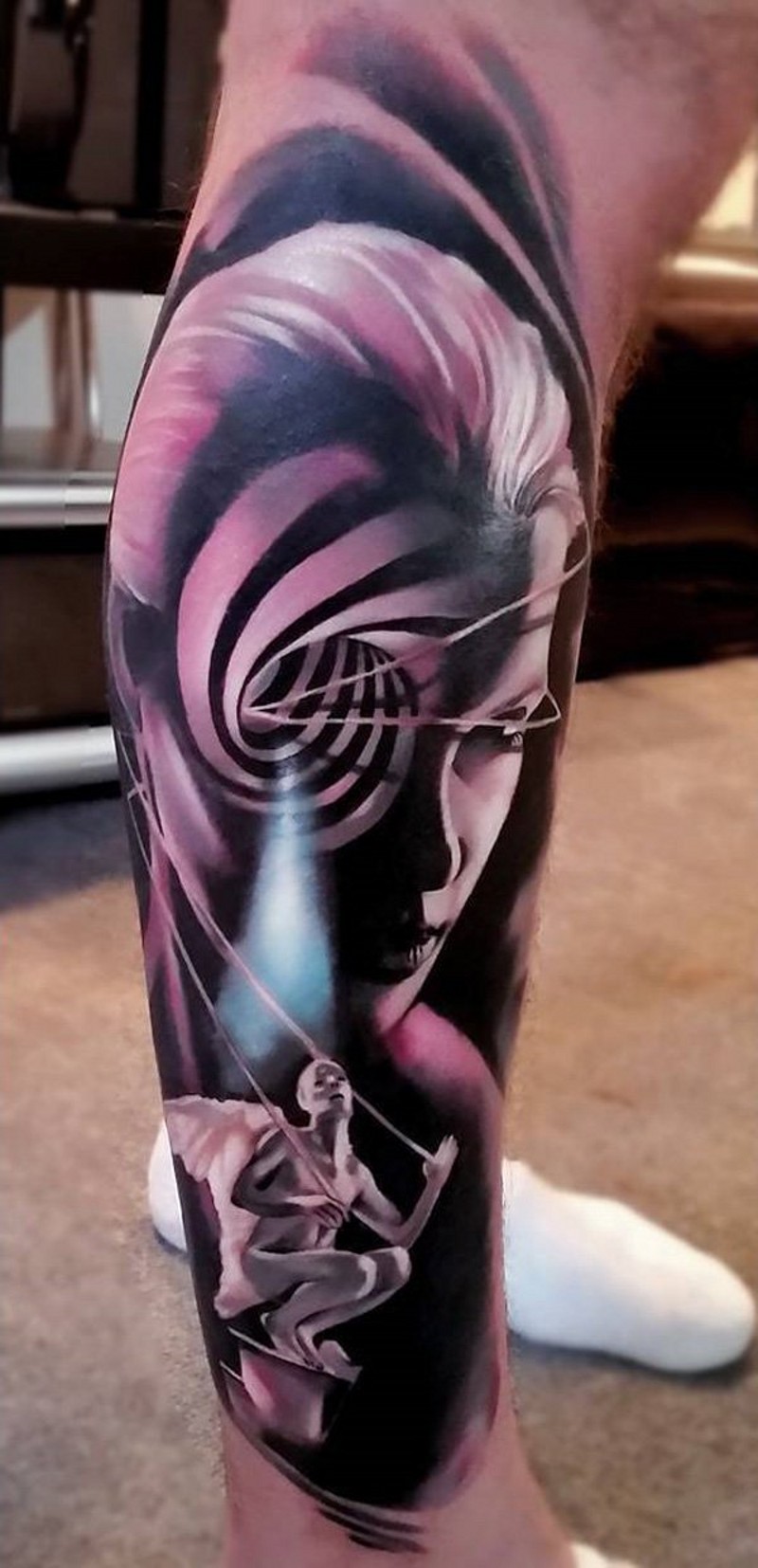 Tatuaje en la pierna,
mujer surrealista con ornamento hipnótico