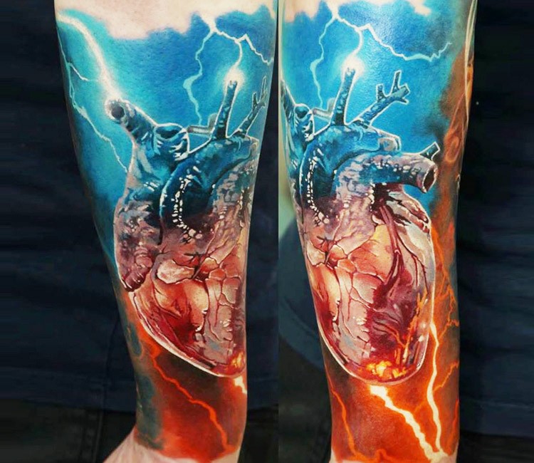 Atemberaubendes in Realismusart farbiges Unterarm Tattoo mit menschlichem Herzen und Blitz