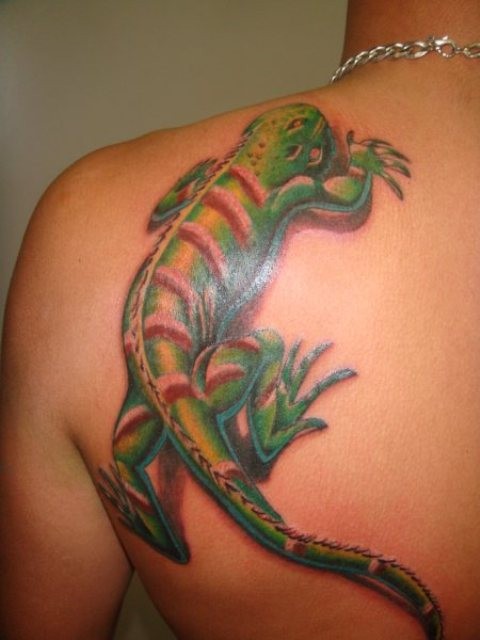 Tatuaje en el hombro,
lagarto grande verde