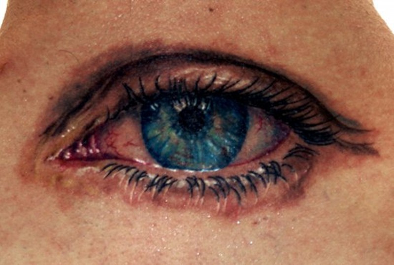 Tatuaje de ojo azul triste de una mujer