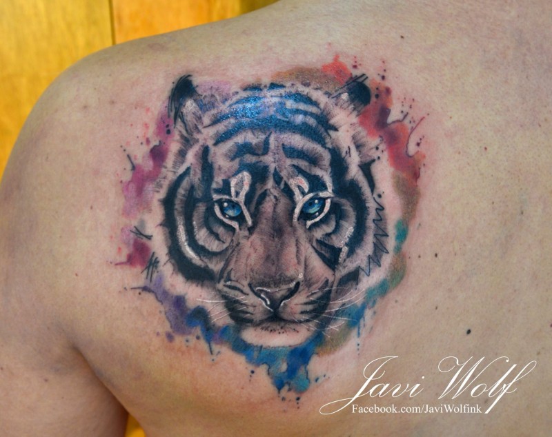 Stunning tiger&quots head with colorful paint drips shoulder blade tattoo by Javi Wolf with watercolor details